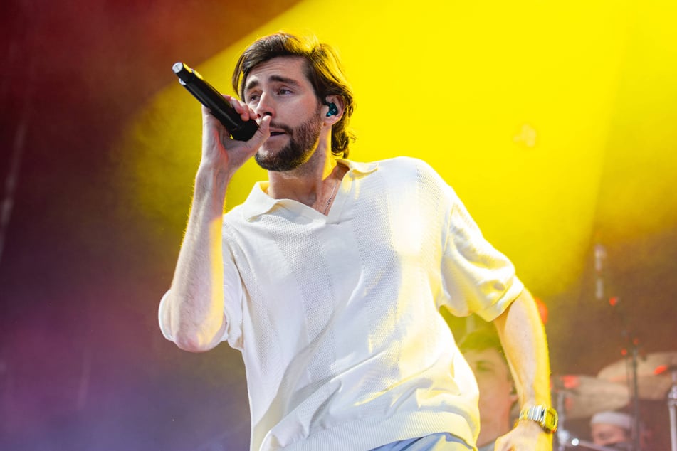 Popstar Álvaro Soler (34) bei einem Konzert.