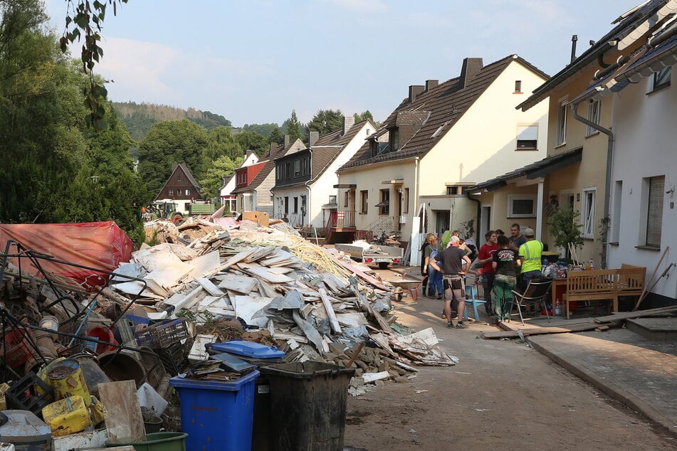 Nordrhein-Westfalen, Schleiden am 22. Juni: Berge von Schutt und Müll liegen nach der Flutkatastrophe auf einer Straße im Ortsteil Gemünd.