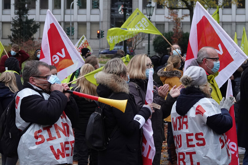 In NRW setzen im Tarifstreit des öffentlichen Dienstes Hunderte Beschäftigte ihre Warnstreiks fort.