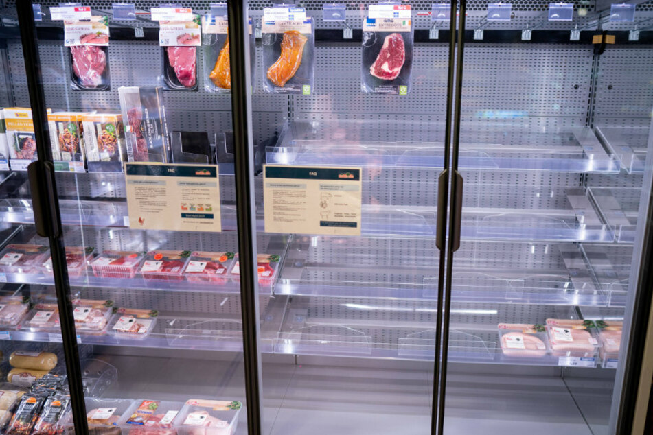 Das Kühlregal in einem Supermarkt im Berliner Stadtteil Friedenau ist zum Teil leer.
