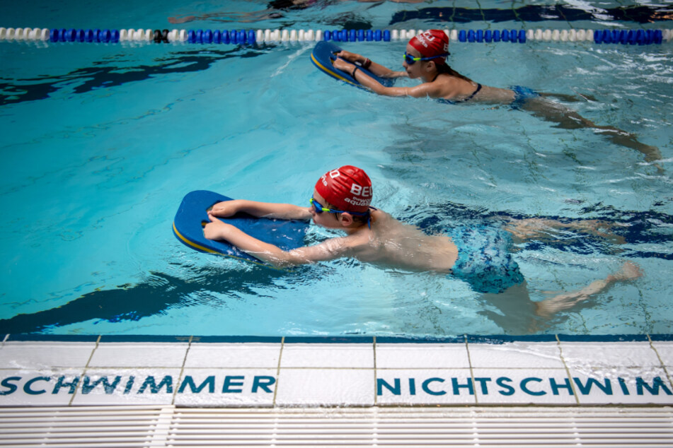 Schwimmschüler lernen das Schwimmen in einem Bad. (Symbolbild)
