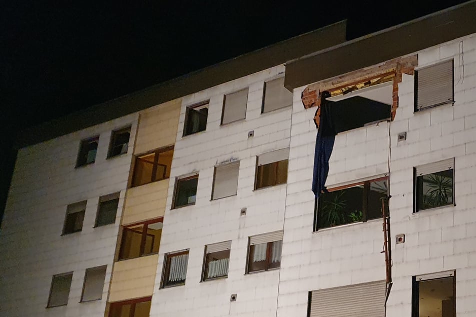 Im Landkreis Regensburg ist es in Bayern zu einer heftigen Explosion in einem Mehrfamilienhaus gekommen.