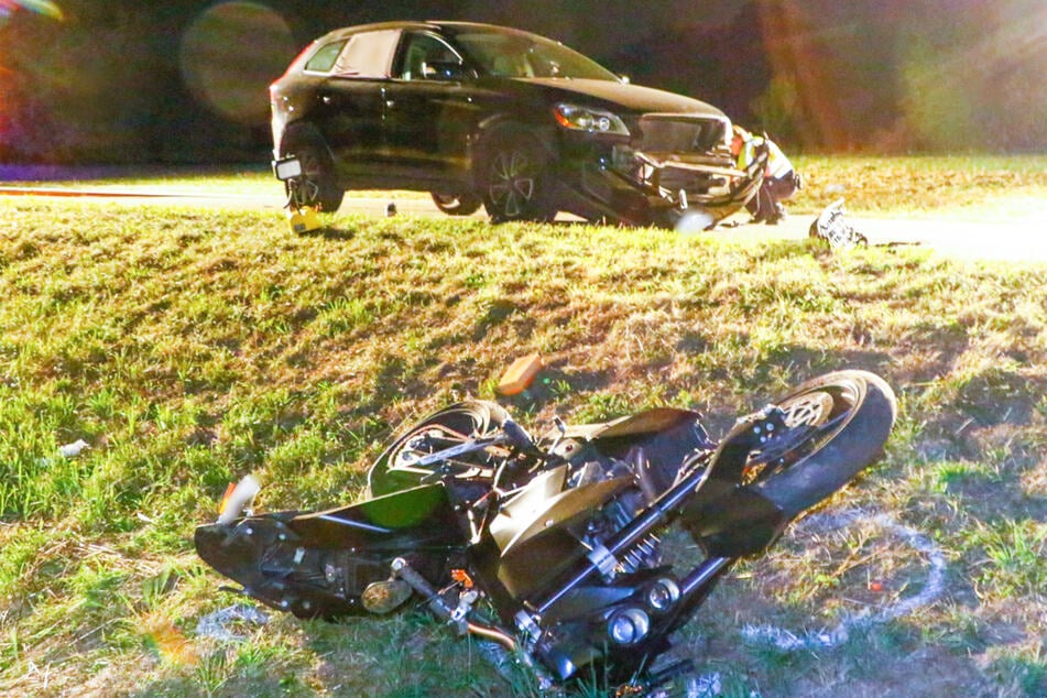 Das Motorrad blieb nach dem Crash im Seitengraben liegen.