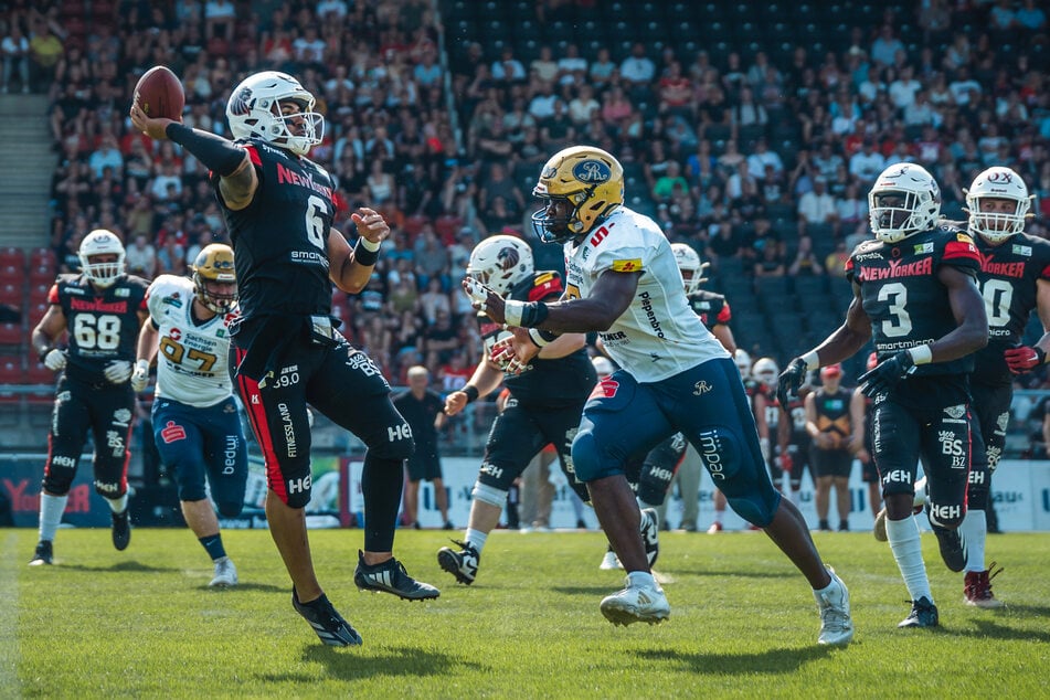 Lions-Quarterback Karé Lyles (l.) narrte einmal die Dresdner Defense.