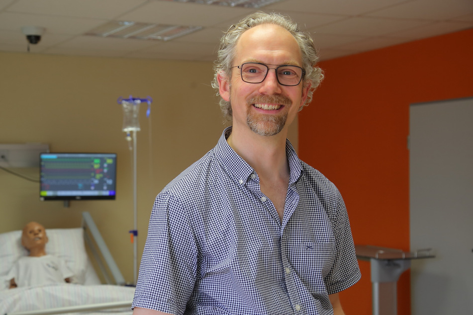 Professor Thomas Fischer (47) ist einer von zehn Dozenten, der in den Laborräumen die Studenten auf den Klinik- und Pflegeheimalltag vorbereitet.