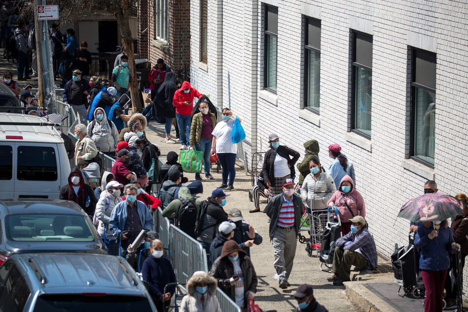 New York: Menschen stehen Schlange vor einer Lebensmittelausgabe für Bedürftige im New Yorker Stadtteil Brooklyn.