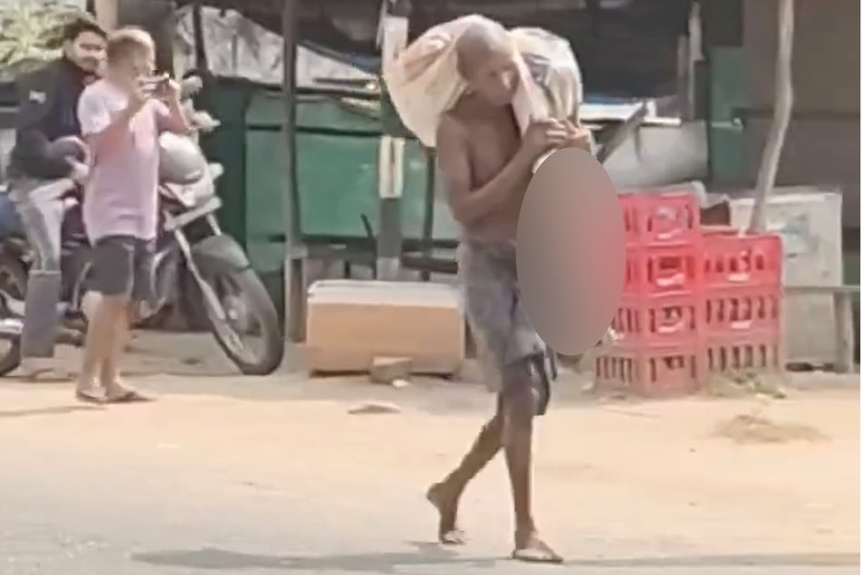 Als ihm die Auszahlung des Geldes seiner Schwester verweigert wurde, trug der Mann ihre Überreste zur Bank.