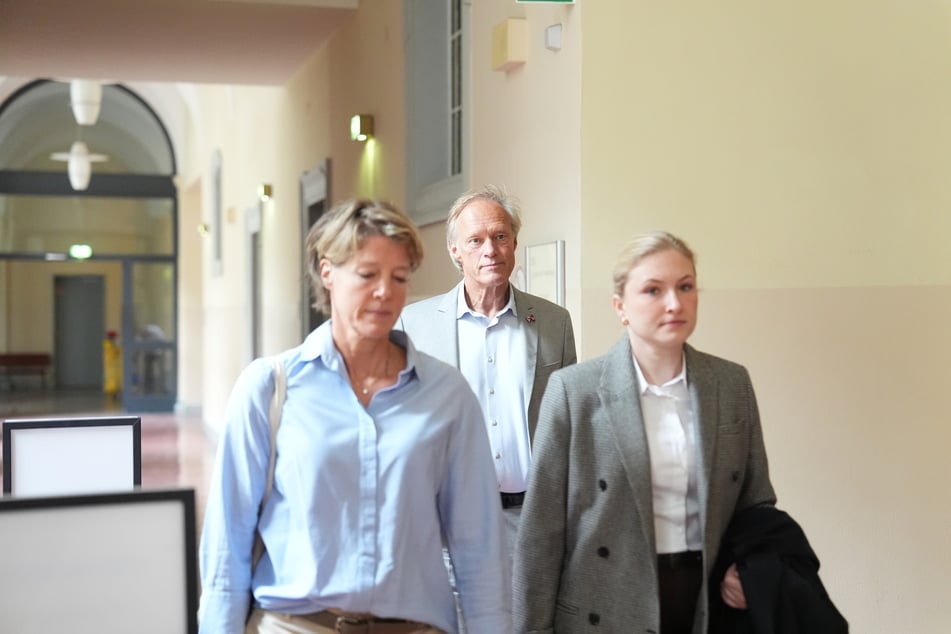 Christina Block (l.), ihr Lebenspartner Gerhard Delling und ihre Anwältin Paula Wlodarek, kommen kurz vor Beginn des Prozesses wegen mutmaßlicher Kindesentführung in den Gerichtssaal des Landgerichts Hamburg.