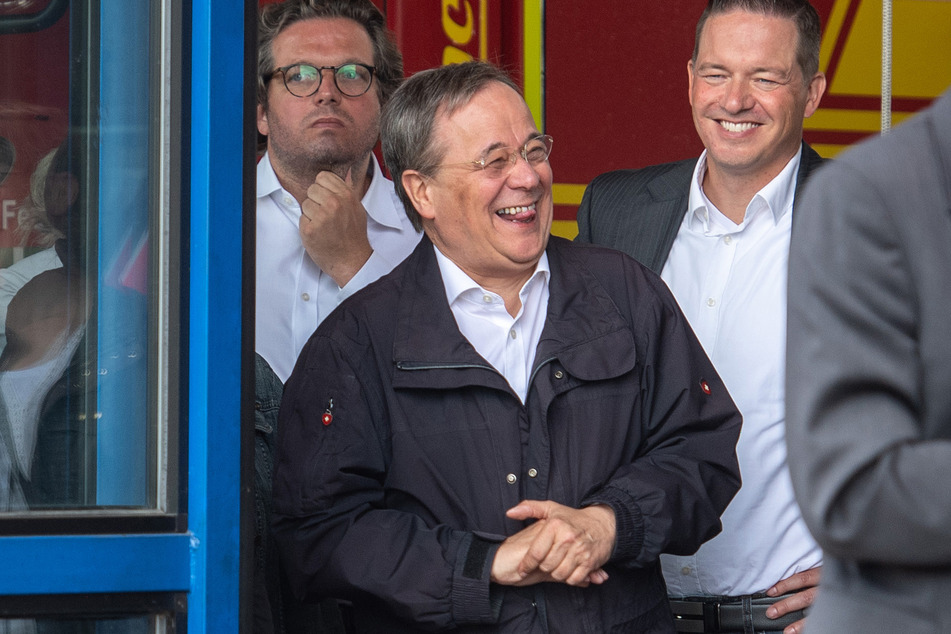 So lachte und feixte Bundeskanzlerkandidat Armin Laschet (60, CDU) am Samstag während Bundespräsident Steinmeier ein paar Meter vor ihm sein Beileid für alle Flutopfer ausdrückte.
