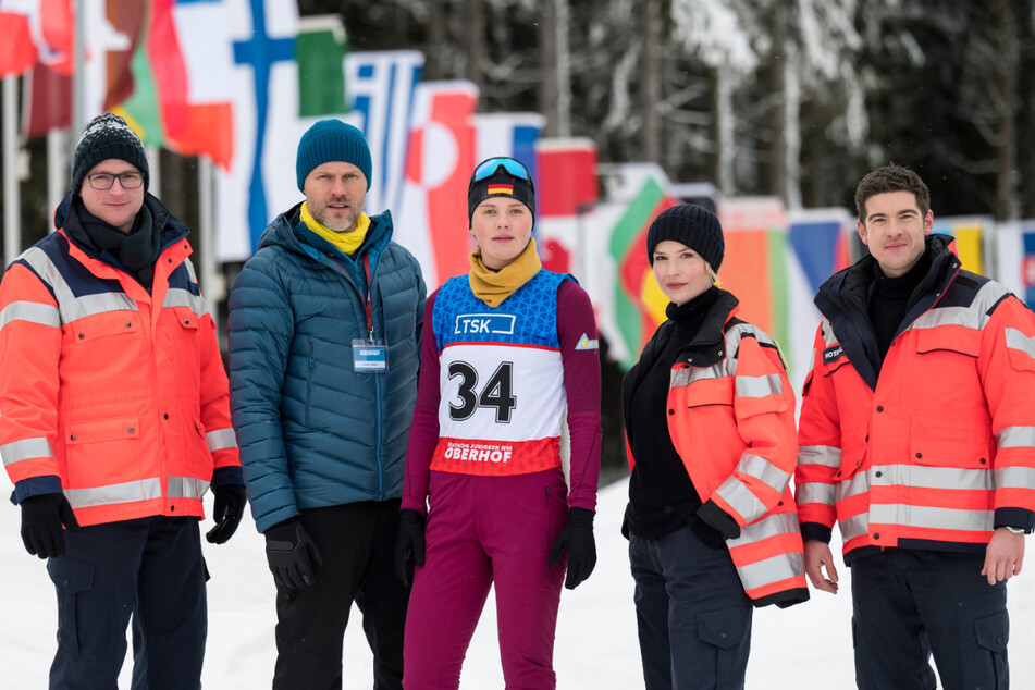 Im Bild v.l.n.r.: Für "Die jungen Ärzte" Elias Bähr (Stefan Ruppe), Dominik Wegner (Jens Atzorn), Klara Wegner (Caroline Cousin), Julia Berger (Mirka Pigulla), Ben Ahlbeck (Philipp Danne) ging es im eisigen Thüringen heiß her.