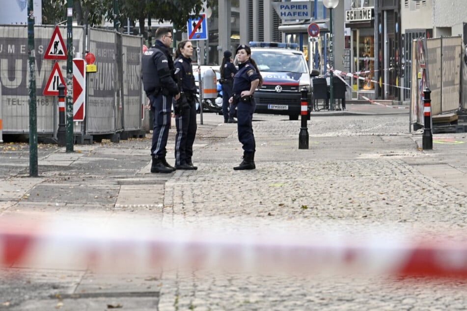 Bewaffnete Polizisten stehen Wache nach einem Schusswechsel im Stadtzentrum.