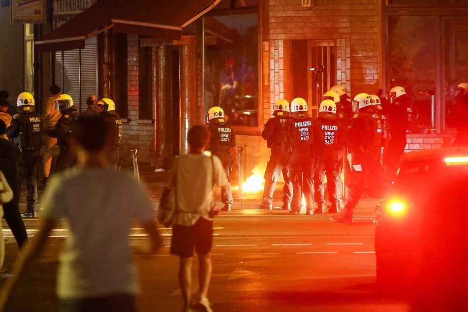 Ausschreitungen nach Viertelfinal-Aus: Fans greifen Polizisten an, drei Beamte verletzt