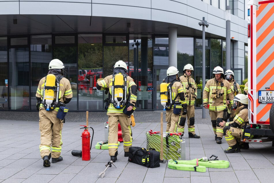 Weil die Feuerwehr zunächst davon ausging, dass Menschenleben in Gefahr seien, rückten die Einsatzkräfte mit einem Großaufgebot zur RheinEnergie-Verwaltung an.