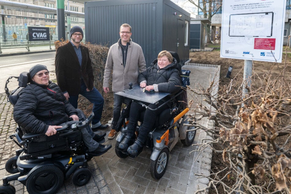 Horst Wehner (73, v.l.) vom VdK, Thomas Kütter (49), Ralph Beckert (49) und Anja Lippmann (43) sind mit Sachsens erster "Toilette für alle" zufrieden.