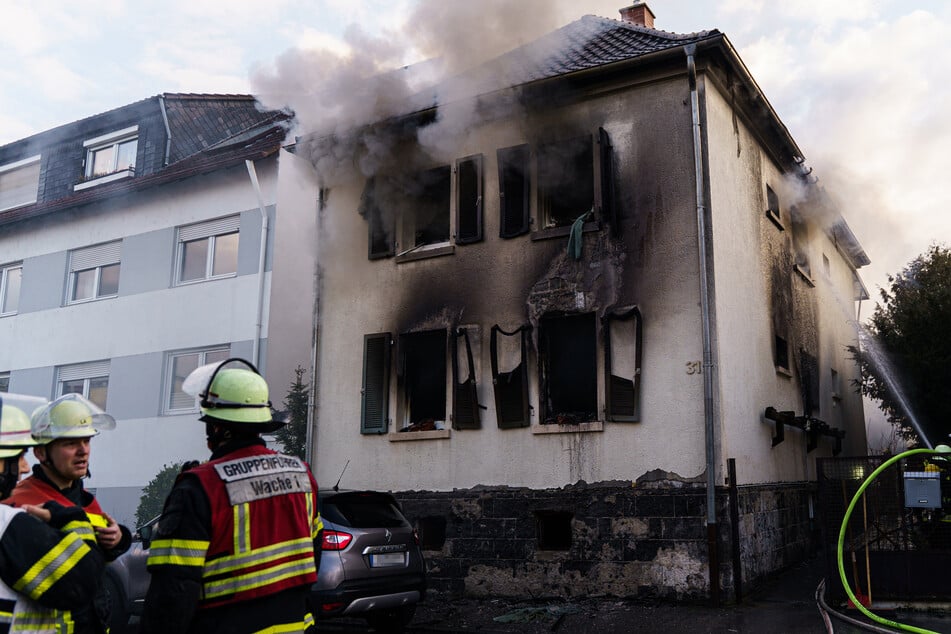 Einsatzkräfte der Feuerwehr löschen ein brennendes Wohnhaus im Mainzer Stadtteil Laubenheim.