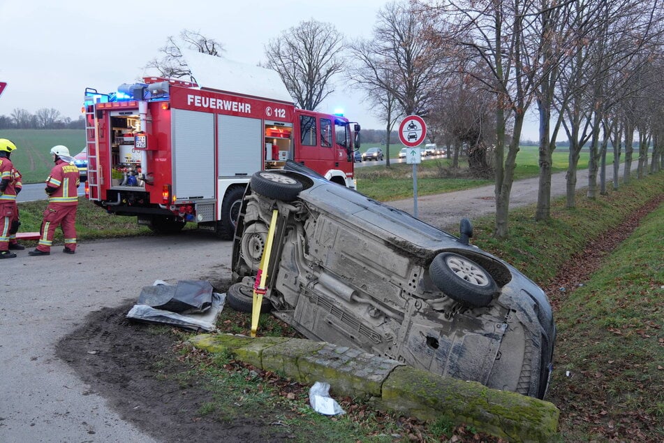 Der Bus landete aus bisher unbekannter Ursache im Straßengraben.