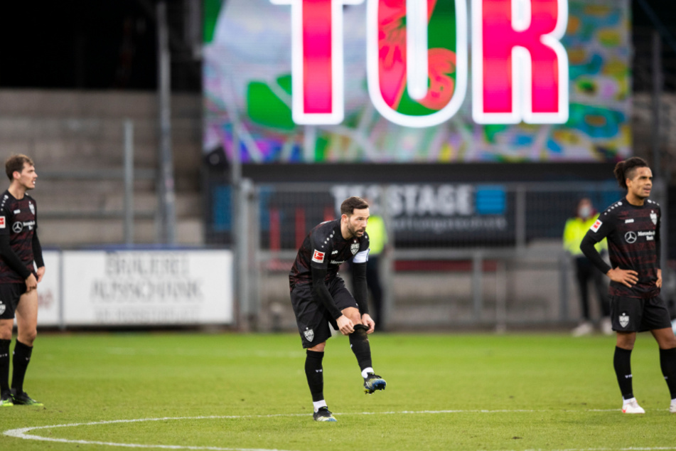 Können es nicht fassen: Pascal Stenzel (24, l.-r.), Gonzalo Castro (33) und Daniel Didavi (30) sind nach dem 2:1-Führungstreffer der Freiburger resigniert.