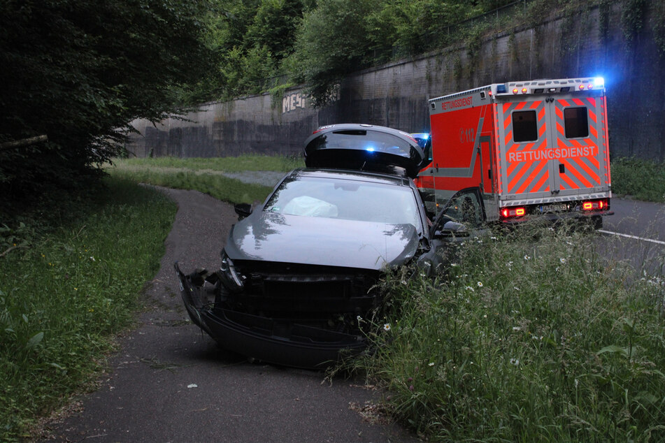 Der Wagen kam nach der Kollision mit der Steilmauer neben der Fahrbahn zum Stehen.