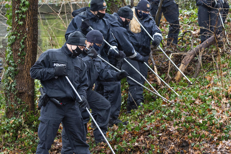 127 Polizisten haben am Montag ein Waldstück nach Hinweisen in dem Vermisstenfall durchsucht. (Symbolbild)