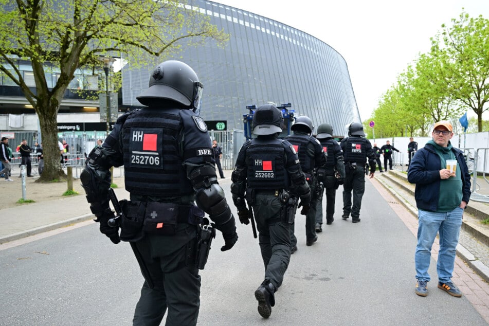 Die Polizei ist rund ums Bremer Weserstadion im Großeinsatz. Die Partie wurde als Hochrisikospiel eingestuft.