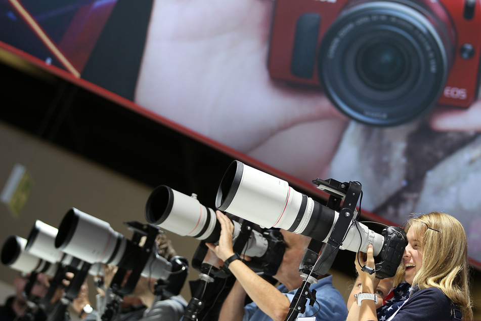 Messebesucher schauen auf der Photokina durch Kameras. Nach sieben Jahrzehnten wird die traditionsreiche Foto- und Videomesse Photokina nicht mehr fortgesetzt (Archivbild).