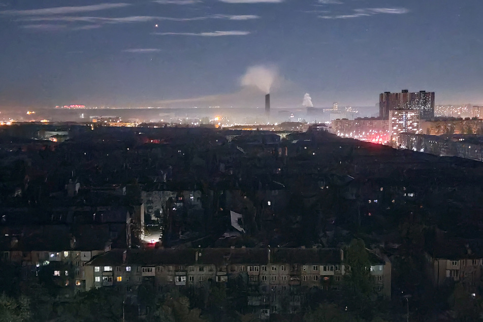 Bereits vor wenigen Tagen wurde ein teilweiser Blackout in einigen Stadtteilen Kiews angeordnet. Zuvor griff Russland mit Raketen die Energieinfrastruktur des Landes an.