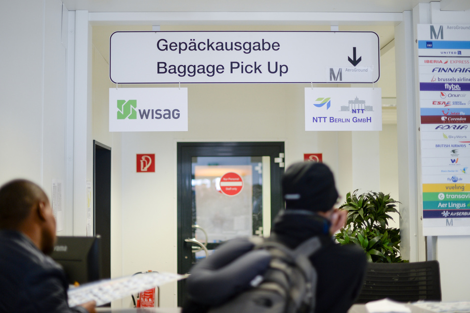 "Gepäckausgabe. Baggage Pick up" und das Firmenlogo "Wisag" stehen im "Lost and Found"-Bereich auf Schildern im Berliner Flughafen Tegel.