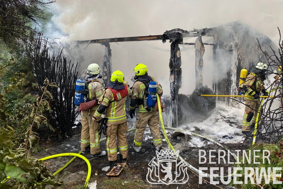 Berlin: Schwieriger Feuerwehreinsatz in Haselhorst: Gartenlaube ausgebrannt