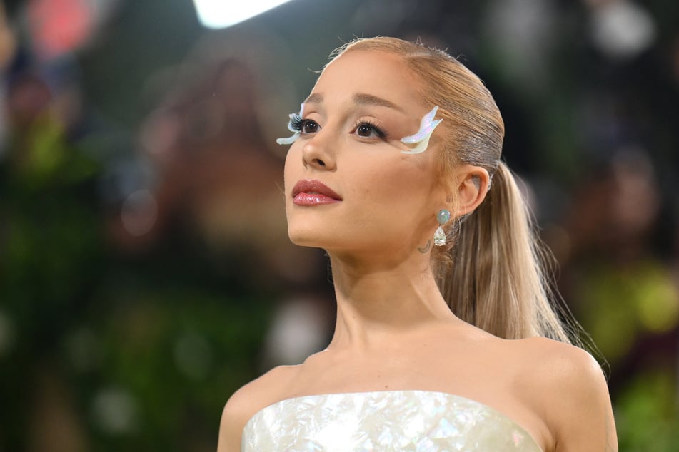 Ariana Grande (31) sieht sich derzeit abstrusen Gerüchten ausgesetzt.