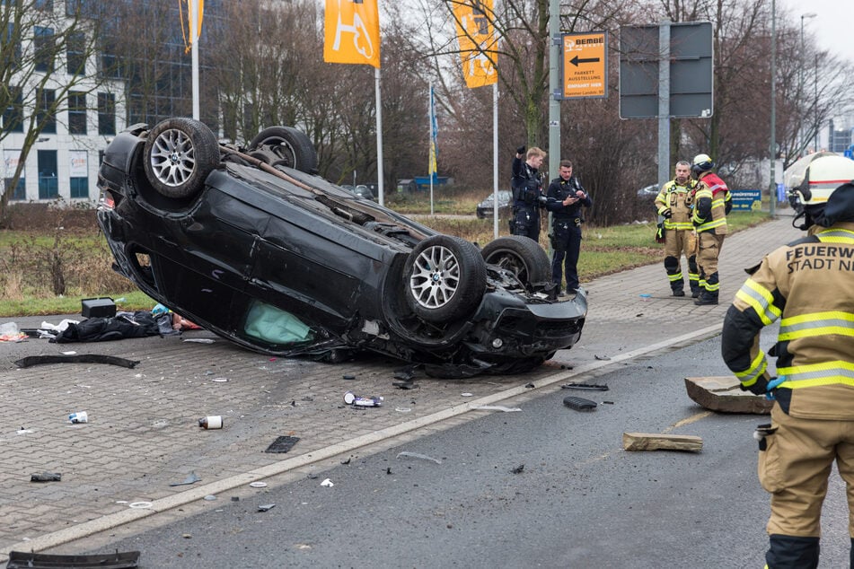 Der schwarze BMW überschlug sich bei dem Unfall in Neuss mehrfach und landete schließlich auf dem Dach.