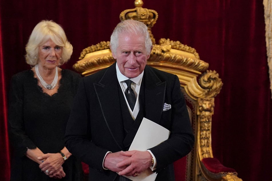 An der Seite von Charles III. (73, rechts) wird auch seine Frau Camilla als Königsgemahlin gekrönt.
