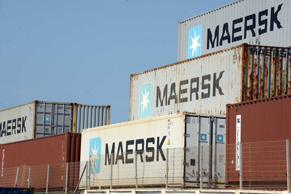 Große Reedereien meiden zunehmend die Route. Etwa zehn Prozent des gesamten Welthandels laufen über das Rote Meer. Der Suezkanal verbindet das Mittelmeer mit dem Roten Meer und bietet damit die kürzeste Verbindung auf dem Seeweg zwischen Asien und Europa.