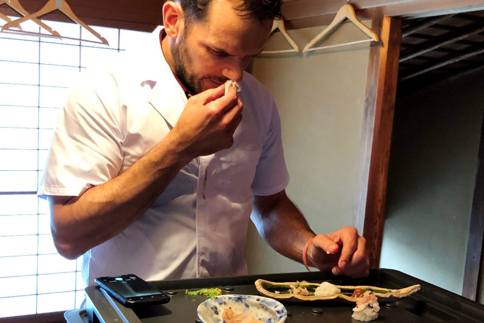 ...während Henssler Sushi in Japan rollt.