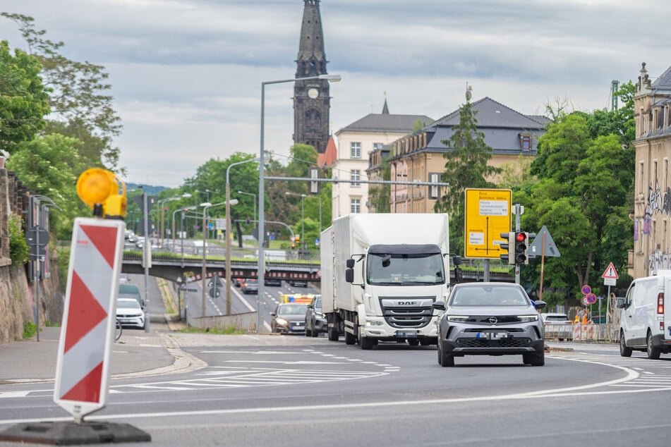 Der Verkehr rollt auf der Achse nun über Asphalt.