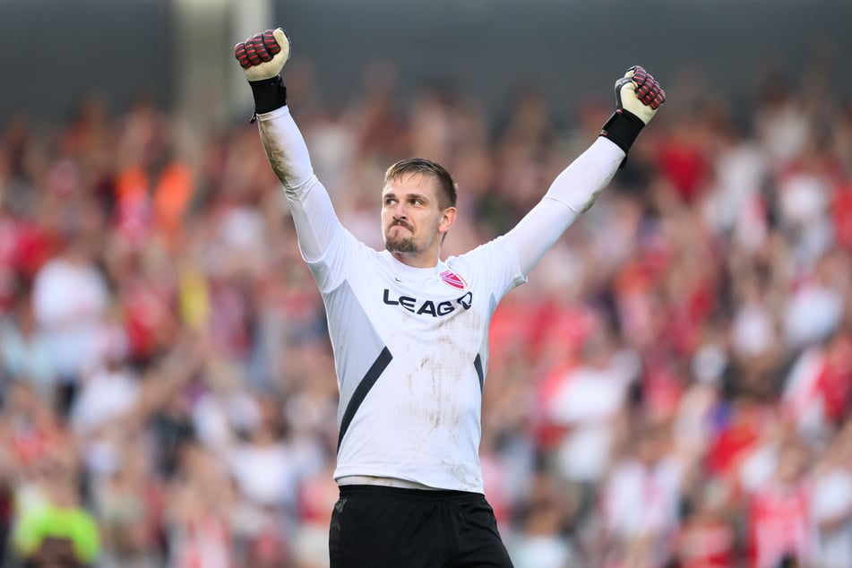 Alexander Sebald (29) streckt die Fäuste in den Himmel. Beim Pokaltriumph gegen Hannover avancierte er zum Helden.