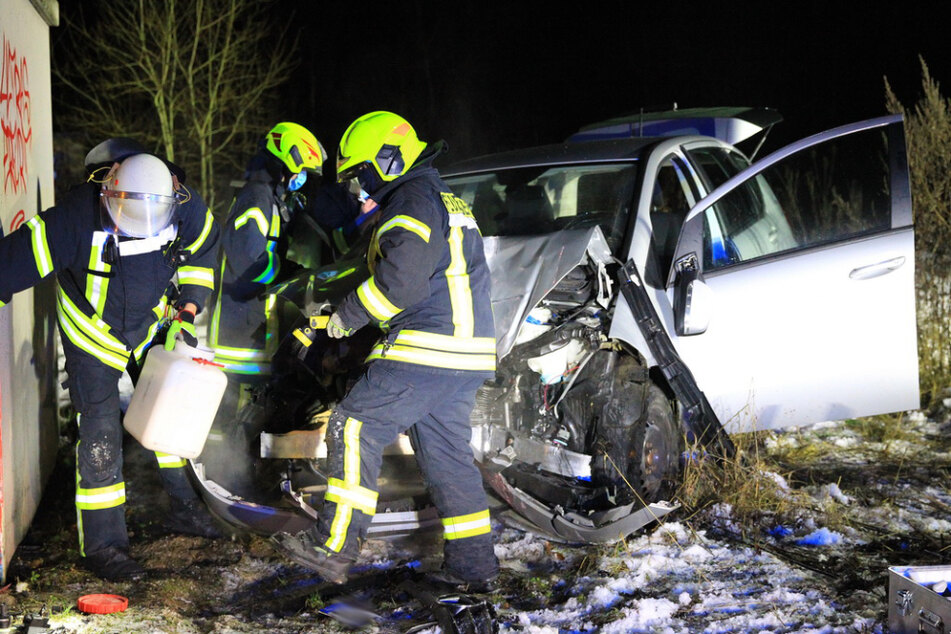 Mercedes-Fahrerin knallt in Stromhäuschen und verschiebt es