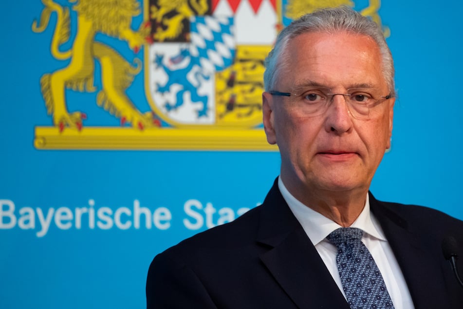 Joachim Herrmann (CSU, 63), Innenminister von Bayern, bestätigte, dass gegen den ehemaligen Polizisten ein Verfahren eingeleitet wurde.