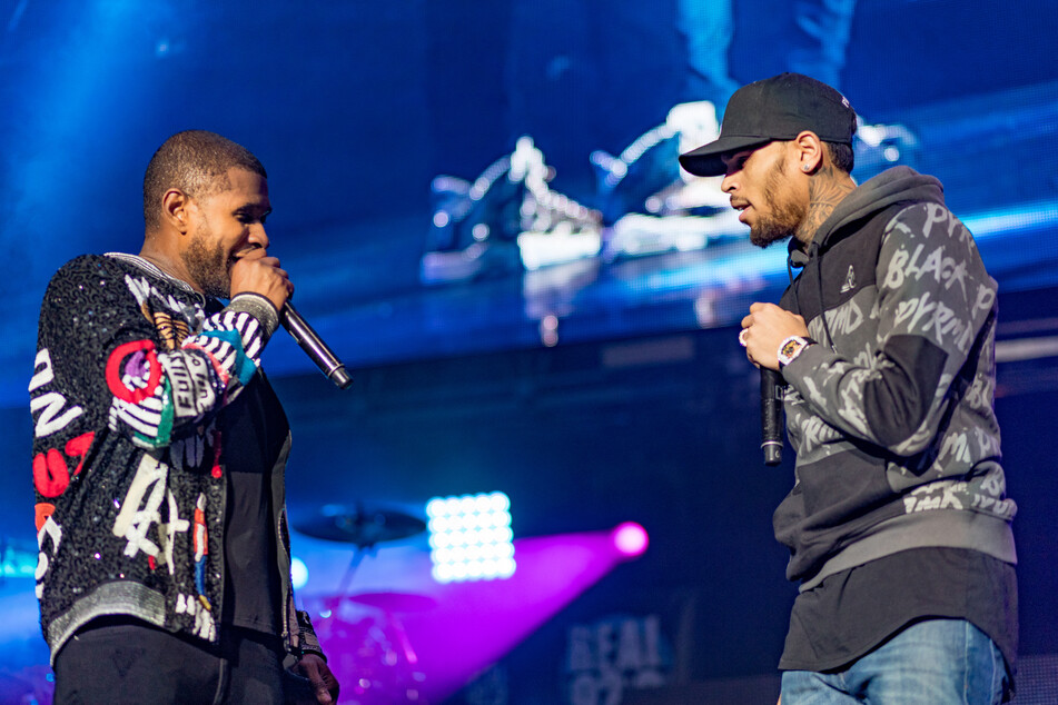 Chris Brown (34, r.) scheint zu seinem Geburtstag wirklich sauer auf seinen Kollegen Usher (44) gewesen zu sein. (Archivbild)