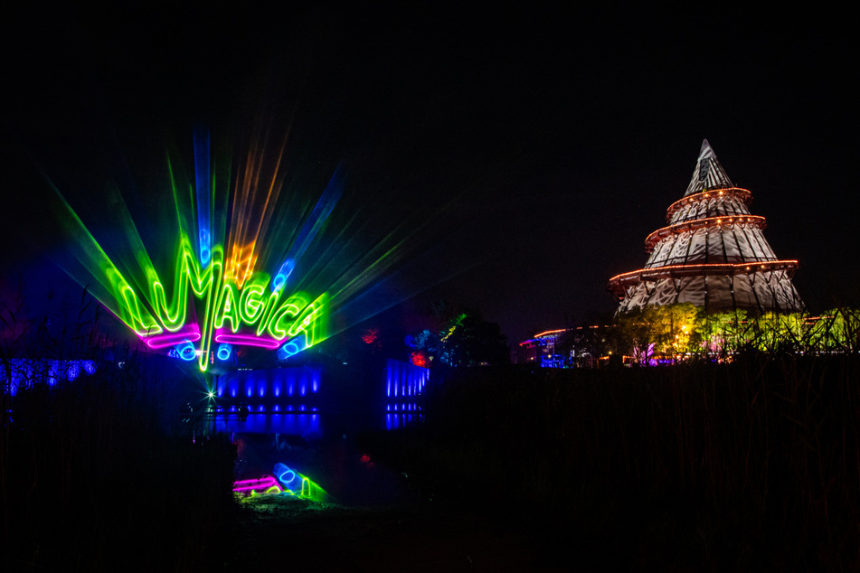 Neben zahlreichen LED-Installationen können Besucher auch beeindruckende Laser-Shows erleben.