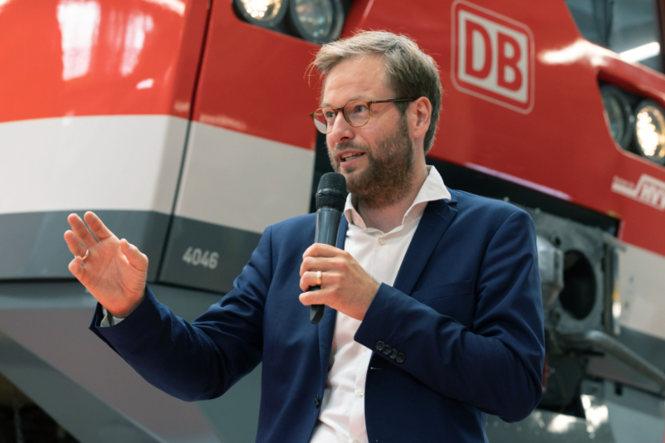 Anjes Tjarks (39) ist Verkehrssenator in Hamburg und steht dem Projekt kritisch gegenüber.