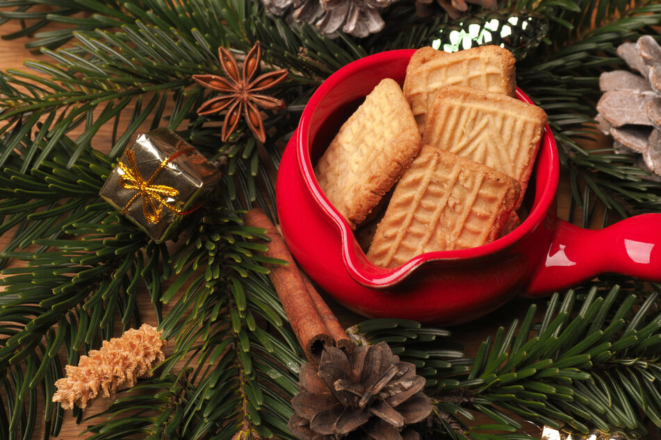 Butterspekulatius schmecken durch den höheren Butteranteil etwas milder und sind weicher als die klassische Variante des Weihnachtsgebäcks.