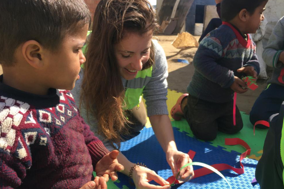 Abseits des Projekts gibt es auch Zeit für Antje Göbbel, um mit den Kindern etwas zu basteln.