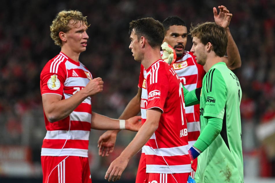 Nach dem kräftezehrenden Einzug ins Achtelfinale ist bei den Union-Spielern eher Erleichterung, als Freude zu sehen.