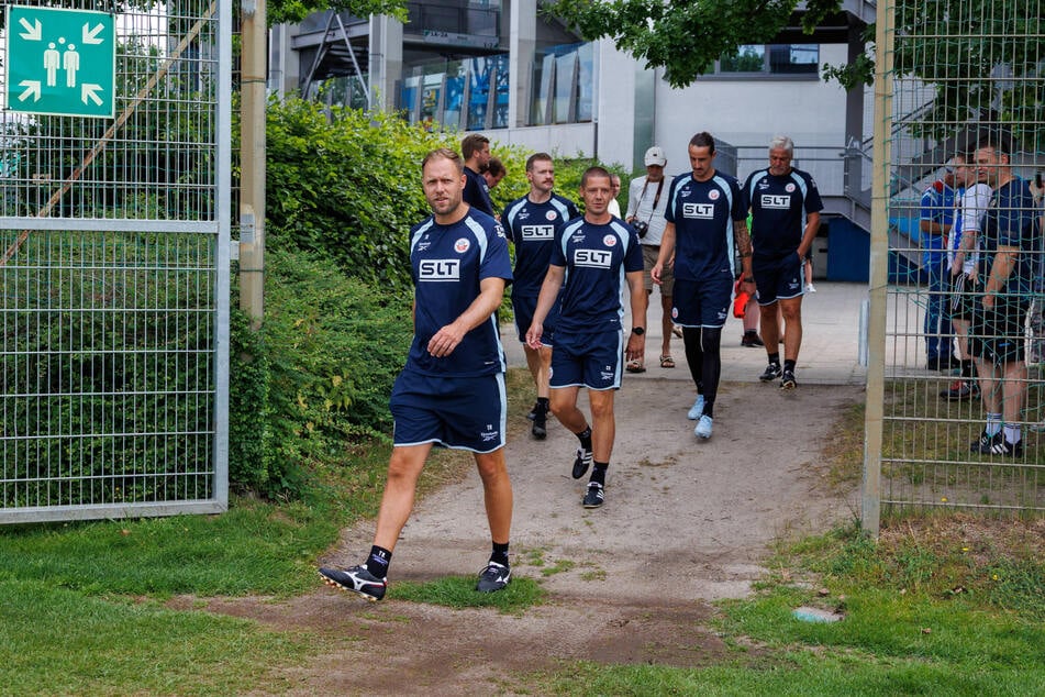 Daniel Brinkmann (40, v.) und sein neu formiertes Trainerteam schreiten zur Tat.
