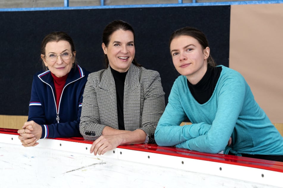 Am Filmset (v.l.n.r.). Dagmar Manzel, Katarina Witt (58), Lavinia Nowak.