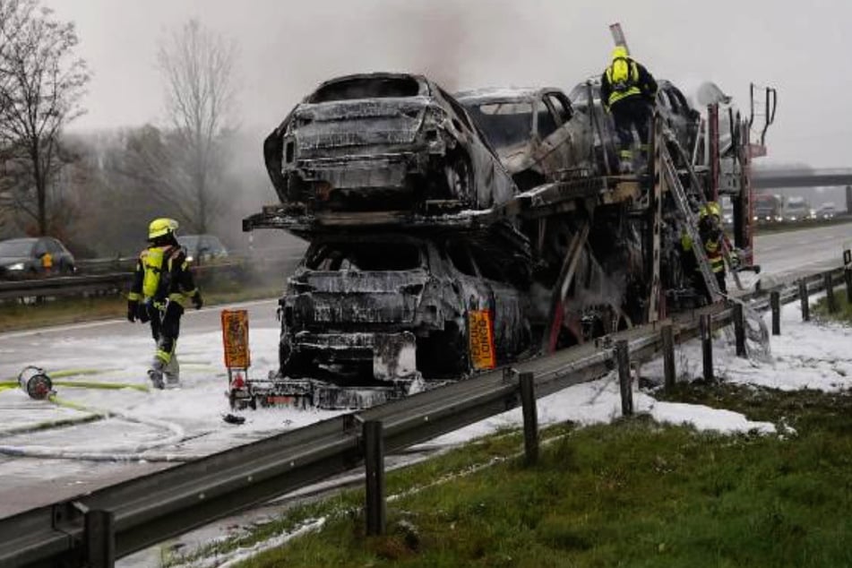 Unfall A3: Flammen-Inferno auf A3! Mit Neuwagen beladener Sattelzug brennt aus