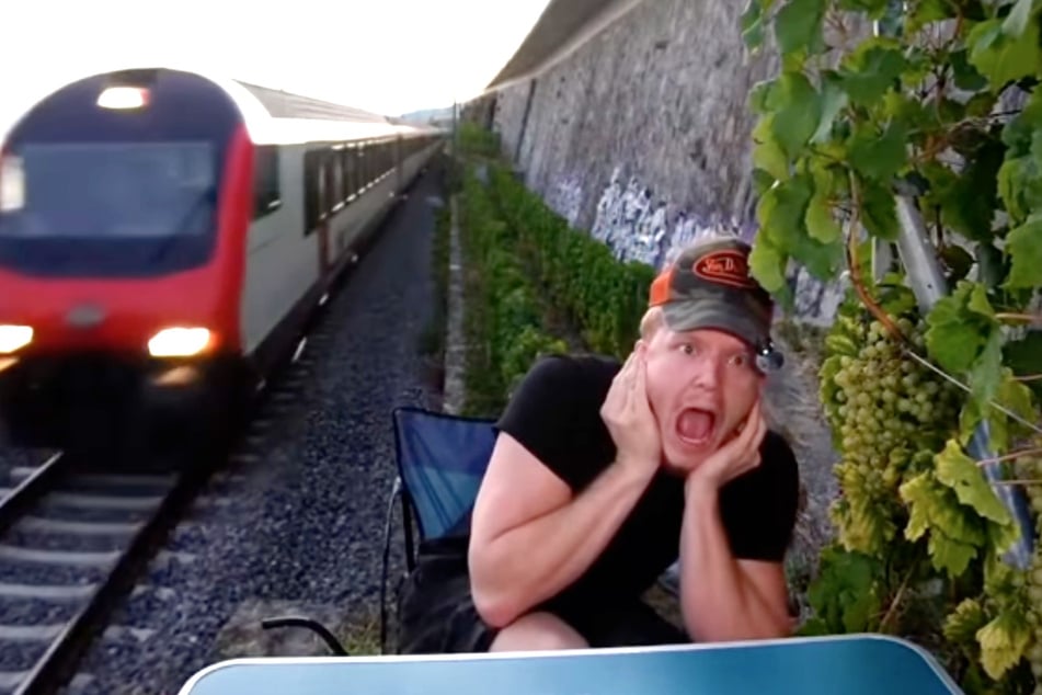 Züge rauschten direkt an dem Streamer vorbei. Das hätte auch in einer Tragödie enden können.