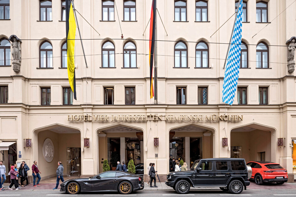 Das "Vier Jahreszeiten Kempinski" ist eine der besten Adressen in München. Dementsprechend aber auch sehr teuer.