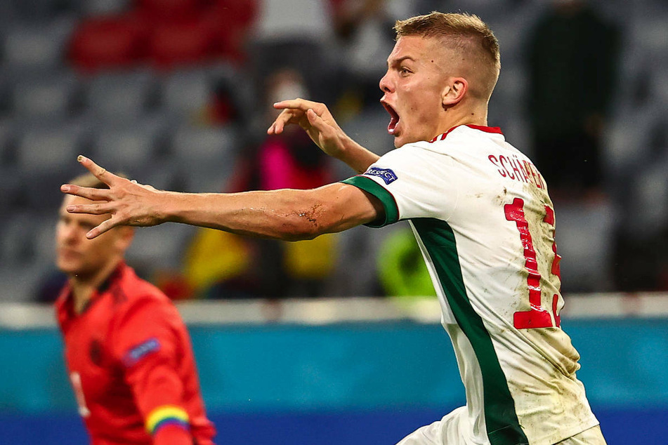 Andras Schäfer (22) bejubelt seinen EM-Treffer zum 2:1 für Ungarn gegen Deutschland. Manuel Neuer (35, im Hintergrund) hat das Nachsehen.