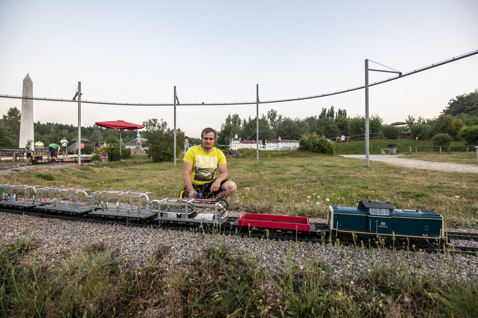 Manuel Schade (26) betreut die Miniwelt-Gartenbahn in Lichtenstein und hat einen Disco-Zug konstruiert.